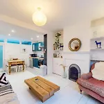 Tranquil 2Bed With Communal Garden Near Train Station