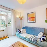 Tranquil 2Bed With Communal Garden Near Train Station